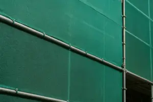 Сетка для строительных лесов изумрудного цвета: городские стандарты